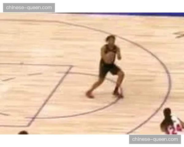 王牌队训练中，凯尔西-普拉姆命中半场超远压哨三分