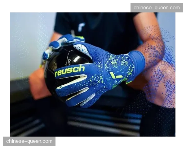 雨战中的温情：伯恩茅斯小球迷获赠对手门将手套