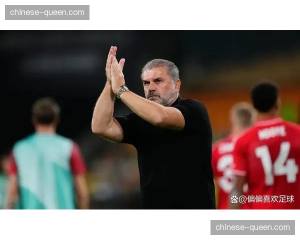 通讯：一场平局后的更衣室，波斯特科格鲁与球员们的紧急会议