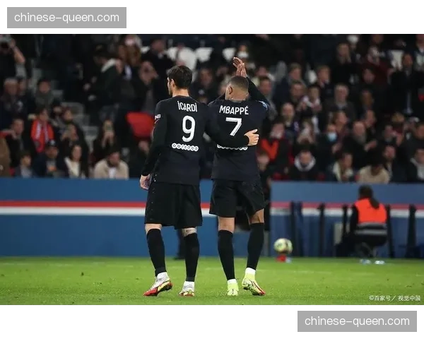 场边镜头：布雷斯特主帅多次指向对方边路区域进行部署