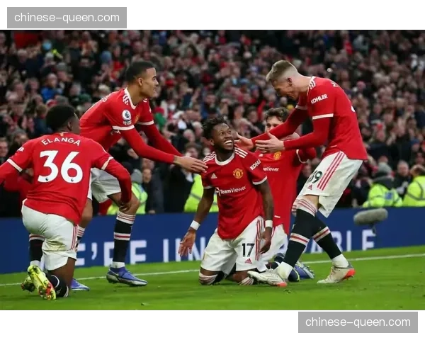 瞬间特写：水晶宫后卫在门线前用头挡出必进球，力保球门不失