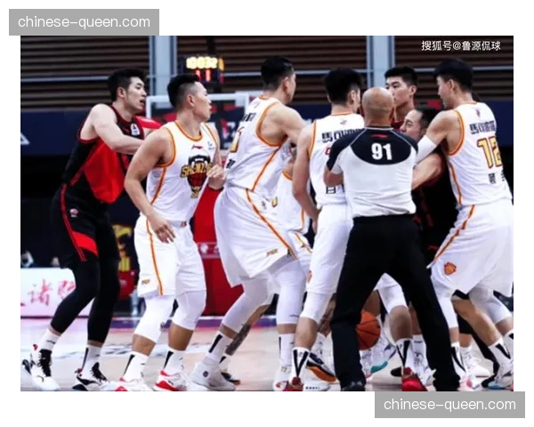 特写：裁判通过视频回放判定关键得分，教练席反应两重天